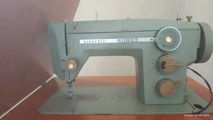 Máquina costura vigorelli robot muito bem conservada gabinete sem cupins. 