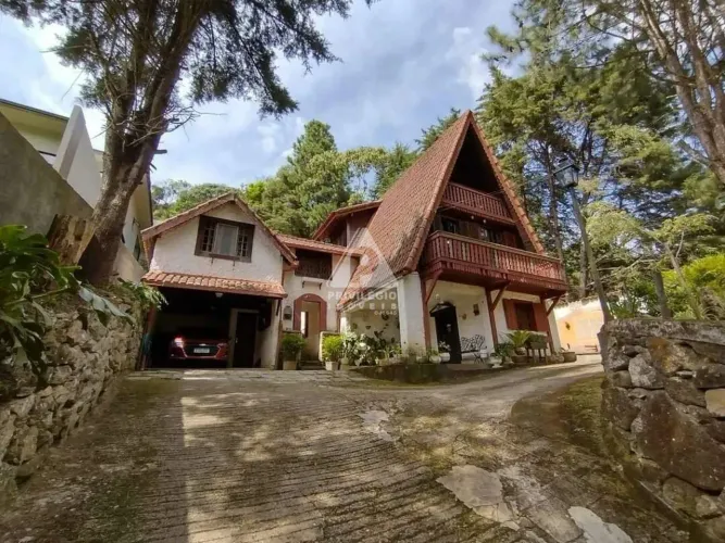 Casa com 3 quartos estilo Chalé Alto Teresópolis