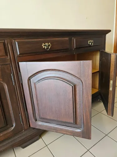 BUFFET DE MADEIRA MACIÇA e mesa com cadeiras