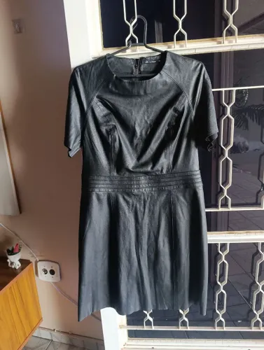 Vendo vestido de couro cor preto ,tam:G ,novo nunca usado valor 100,00