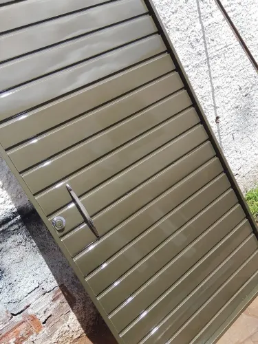 Portão social galvanizado em chapa baquetada