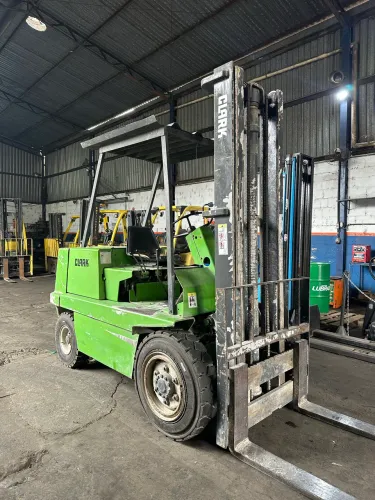 Empilhadeira Clark Semi nova 2,5 toneladas