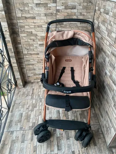 Carrinho de bebê Burigotto com bebê conforto