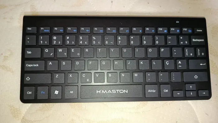 Teclado e Mouse sem fio.