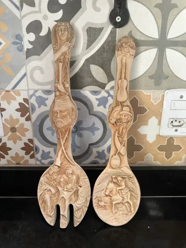 Conjunto decorativo em madeira entalhada (garfo e colher grandes)