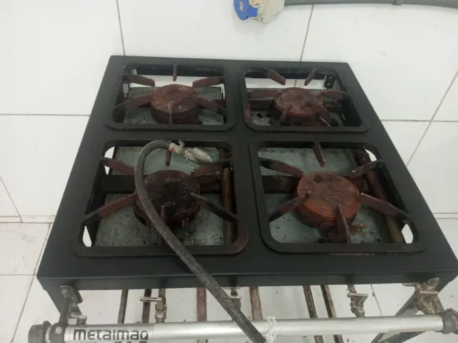 Vendo fogão industrial 4 bocas
