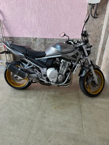 Vendo Bandit 1250 N , moto muito nova e de baixa quilometragem.