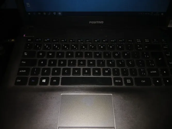 Notebook positivo funcionando!!! Porém com a carcaça da tela quebrada e algumas manchas