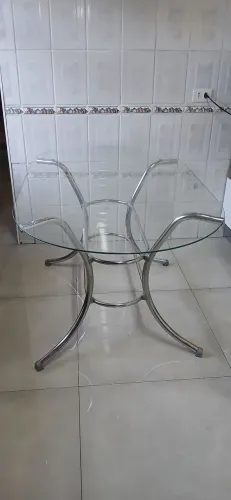 Mesa oval de vidro e cadeiras