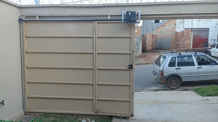 Motor de portão já instalado com 2 controles