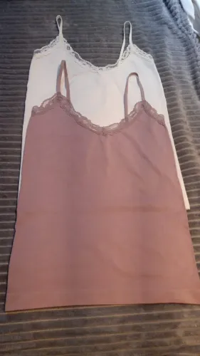 BLUSINHAS COM RENDA TAM M - BRANCA E ROSA