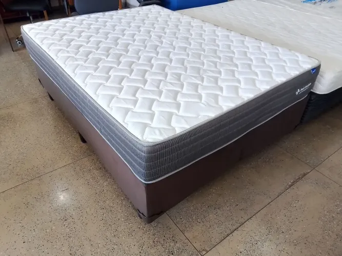Uma Linda Cama Box de Casal de Molas Ensacadas e com colchão da Ortobom Semi Nova