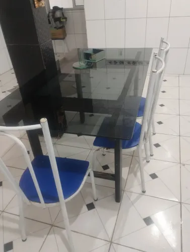 Mesa retangular de vidro, com base e pés em madeira. 