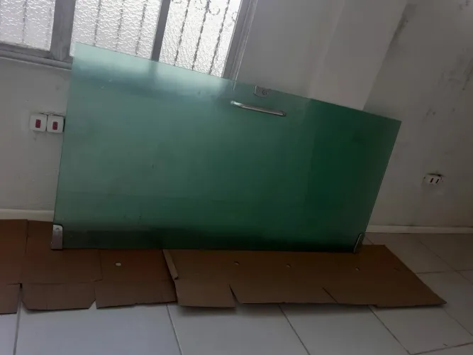 Porta blindex, tamanho: 2x06 de altura por 1,00 de largura.