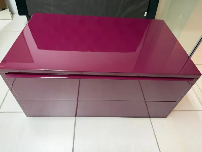 Mesa de cabeceira na cor vinho Mdf Laca