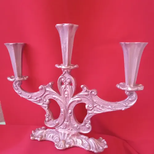 Castiçal tulipa para 3 velas, em resina policromia, 29 cmts de largura por 33 de altura