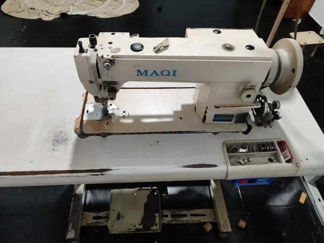 Vende-se máquina de costura