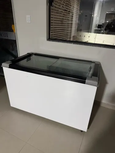 Freezer expositor horizontal, portas de vidro tipo ilha.