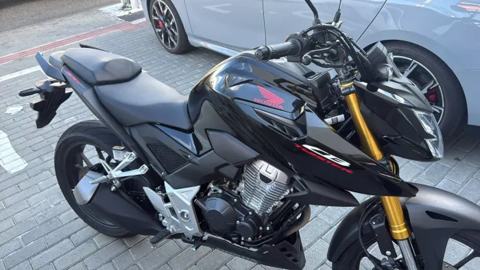 Vendo cb300f twister s emplacada agora novinha 1 semana de comprada