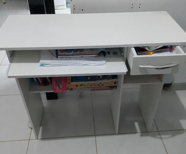 Escrevania com suporte para Pc e uma gaveta 