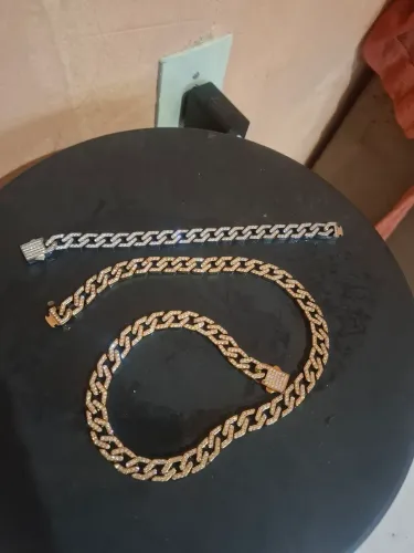 Corrente e bracelete cravejado