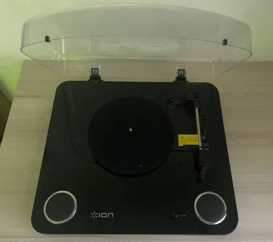 Toca Discos ION Max LP Black (Piano Black) - Edição Importada do Japão
