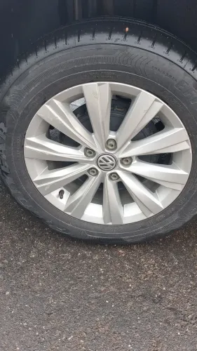 Rodas de liga 15 com ótimos  pneus vw.De 2.500 por 1.799 urgente 