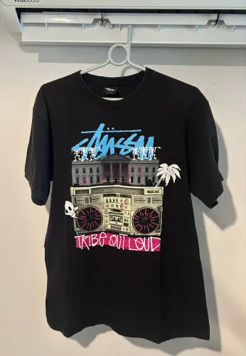 Camiseta Stussy - Tribe Out Loud Preta - Tamanho M