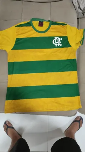 Vendo camisa do Flamengo com as cores do Brasil