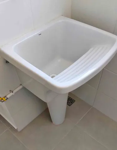 Tanque de cerâmica novo. 