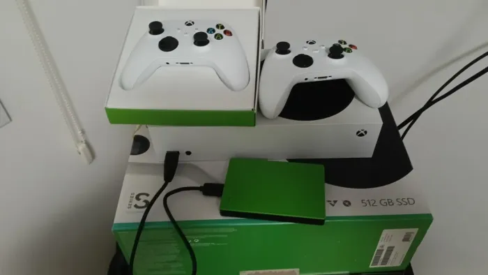 Xbox séries usado poucas vezes.512GBcom 2 controles e HD externo e 2T.