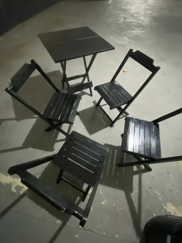 Vendo Conjunto de mesa com 4 cadeiras