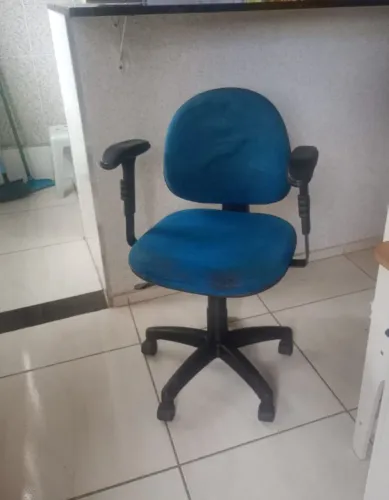 Cadeira giratória com braços regulável para escritório