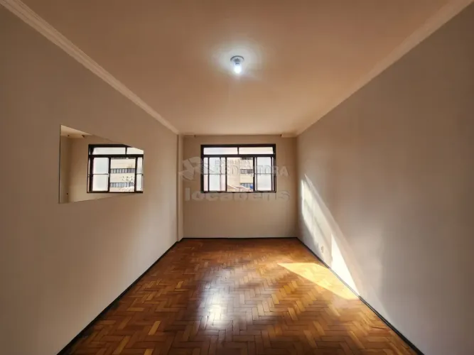 Apartamento de 03 quartos, portaria 24hrs. No Centro.