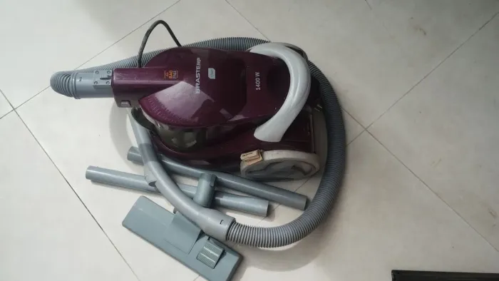 Aspirador de pó Brastemp Clean de 1400W na cor vinho.