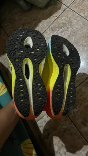 Tênis importado para corrida com placa