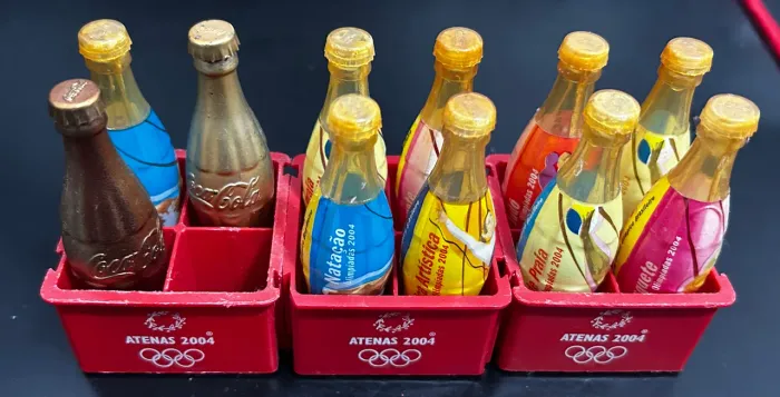Mini engradados e mini garrafas Coca-Cola Atenas 2004