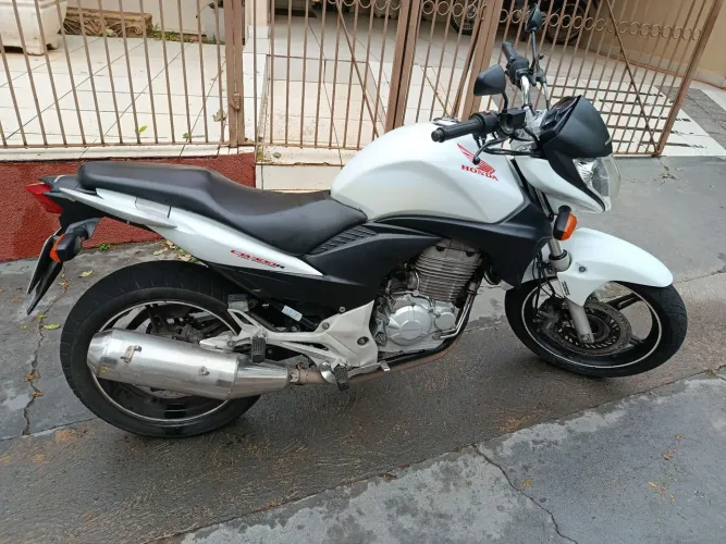Honda CB300r ano 2012 com 52mil km, único dono. Moto impecável