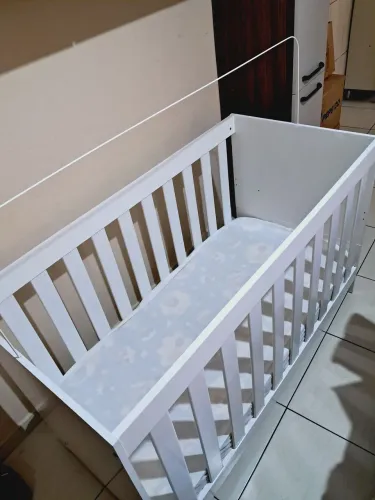 Berço que vira cama + colchão Ortobom