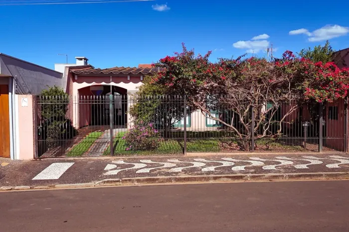 Casa à venda no Jardim Universitário, 3 quartos, 1 suíte, 3 banheiros, 2 vagas, próxima ao