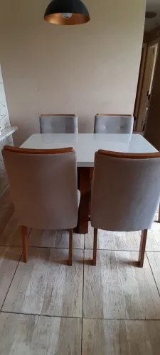 Conjunto de mesa com 4 cadeiras