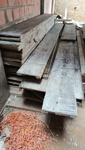 272 estroncas e aprox. 70 tábuas para obra / construção
