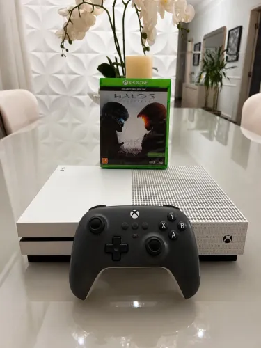 Xbox One s 1TB IMPECÁVEL-acompanha controle Microsoft anti drift, jogo e cabos