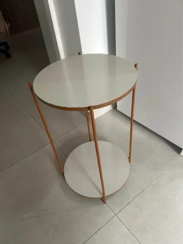 Mesa Apoio Lateral off white e Pés Ferro Bronze