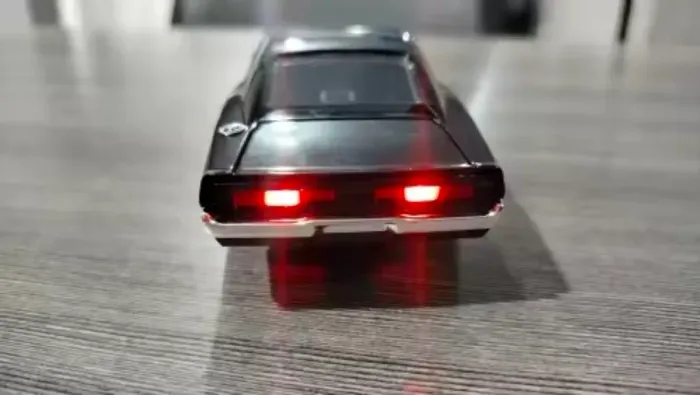 Miniatura Dodge Charger 1970<br>17cm em metal.