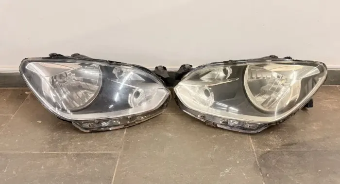Par de Faróis Originais Valeo UP 2014 2015 2016 2017