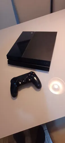 PlayStation 4 com 1 controle e caixa.