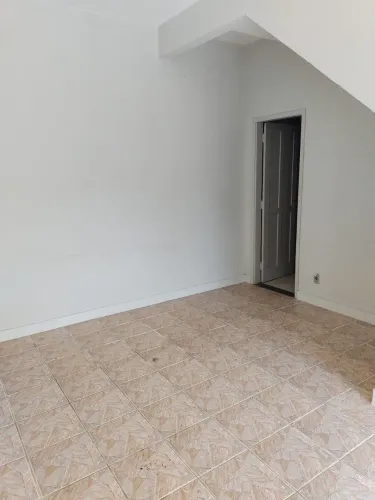 Prédio à venda com dois apartamentos em Pinheiral, RJ