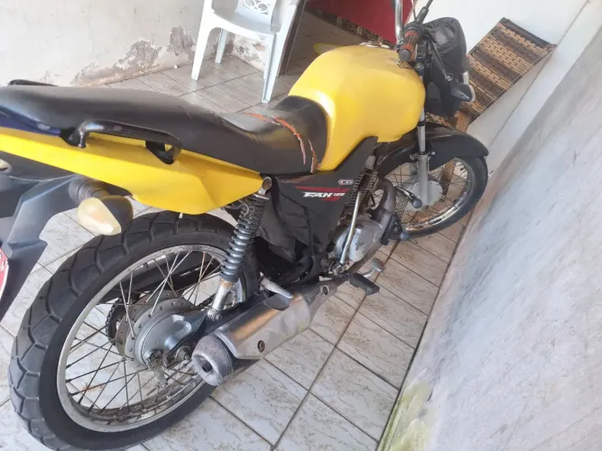 Vendo esta moto fan  125.Tudo em dia. 