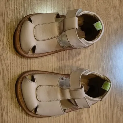 Sandália infantil Tip Toey Joey em couro bege, tamanho 19